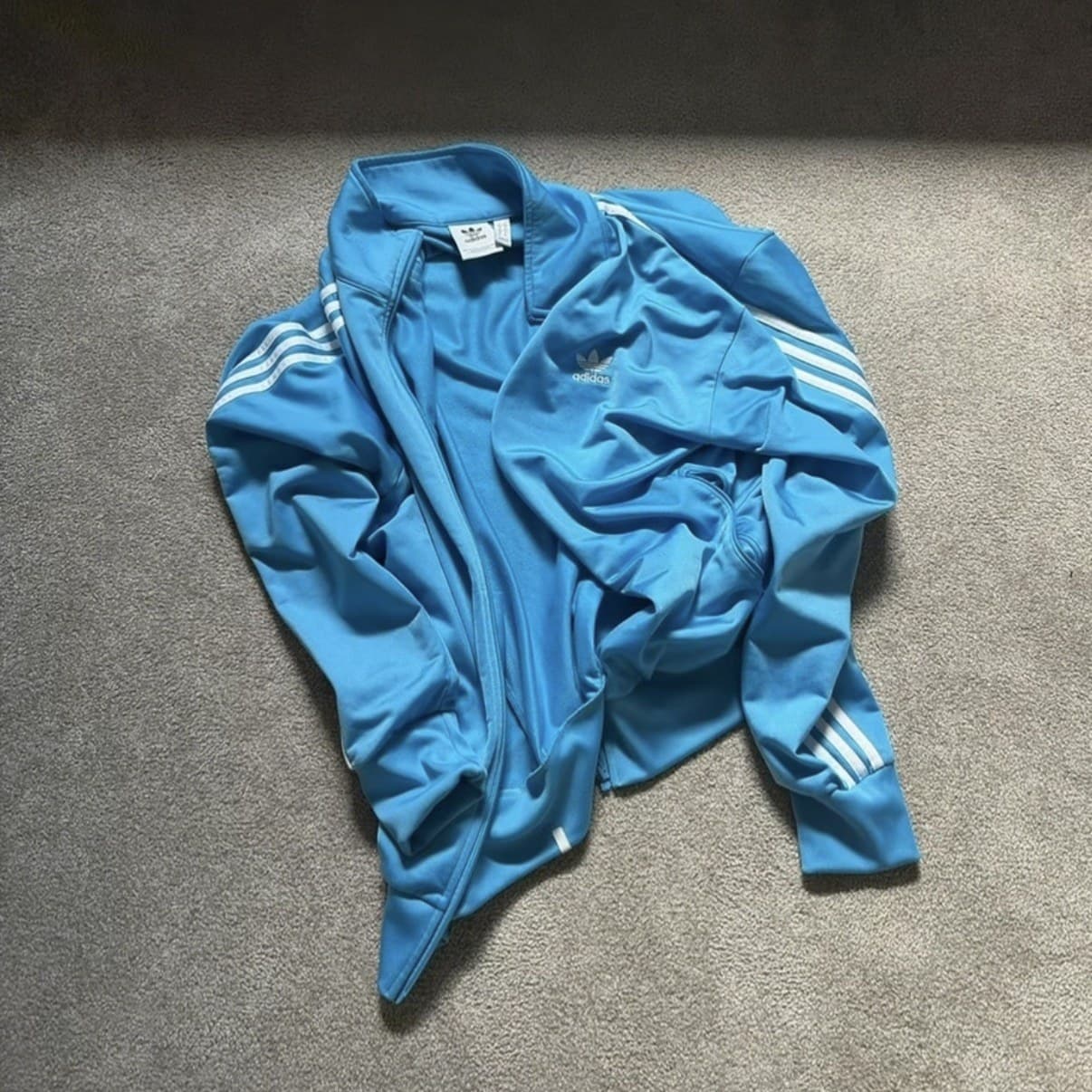 Zmięta bluza leżąca na dywanie
